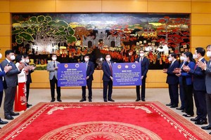 Bàn giao vaccine, vật tư, nguyên liệu điều chế thuốc và kinh phí cho các cơ quan, doanh nghiệp của Việt Nam. (Ảnh: DT)