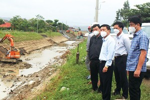 Phú Yên luôn tạo điều kiện thuận lợi cho doanh nghiệp hoạt động. Trong ảnh: Lãnh đạo UBND tỉnh Phú Yên kiểm tra thực địa triển khai dự án