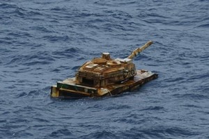 Vật thể được cho là xe tăng trôi dạt giữa biển. Ảnh: RT