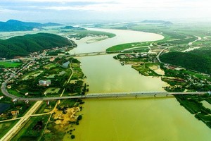 Quy hoạch hai bên bờ sông Vinh được xác định là khu cây xanh cảnh quan, mặt nước chính của TP. Vinh được đầu tư xây dựng đồng bộ về không gian kiến trúc cảnh quan và hạ tầng kỹ thuật theo hướng bền vững, đảm bảo điều tiết, hỗ trợ vận hành hiệu quả hệ thống thoát nước của thành phố. Trong ảnh đôi bờ Bến Thủy, ảnh Sách Nguyễn