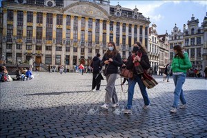  Người dân đeo khẩu trang phòng dịch COVID-19 khi lưu thông trên đường phố ở thủ đô Brussels, Bỉ. Ảnh: THX/TTXVN