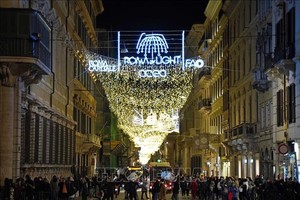 Người dân di chuyển trên đường phố tại Rome, Italy, ngày 11/12/2021. Ảnh: THX/TTXVN 