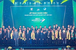 Phó thủ tướng Chính phủ Lê Minh Khái và Bí thư Thứ nhất Trung ương Đoàn Nguyễn Anh Tuấn trao danh hiệu TOP 10 “Doanh nhân trẻ khởi nghiệp xuất sắc 2021”.