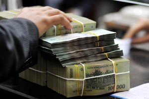 Tiếp tục cơ cấu lại thời hạn trả nợ và giữ nguyên nhóm nợ, miễn giảm lãi đối với khách hàng bị ảnh hưởng bởi dịch Covid-19.