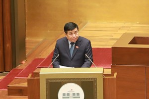 Bộ trưởng Bộ Kế hoạch và Đầu tư Nguyễn Chí Dũng báo cáo Dự thảo Nghị quyết của Quốc hội về thí điểm một số cơ chế, chính sách đặc thù phát triển thành phố Cần Thơ trong 5 năm, kể từ khi Quốc hội thông qua.