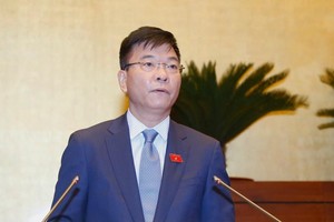 Bộ trưởng Bộ Tư pháp Lê Thành Long trình bày trước Quốc hội Tờ trình về Dự án Luật sửa đổi, bổ sung một số điều của 8 luật trong phiên khai mạc kỳ họp bất thường.