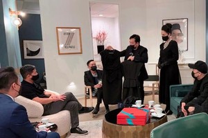 Doanh nhân Phạm Huy Cận, Nhà thiết kế Đỗ Mạnh Cường, diễn viên Diễm My giới thiệu mẫu thiết kế của SIXDO với đại diện South Coast Plaza.