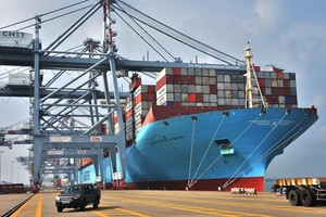 Siêu tàu container Margrethe Maersk, dài 399 m, rộng 59 m, trọng tải hơn 214.000 tấn, thuộc nhóm tàu container lớn nhất thế giới cập cảng quốc tế Cái Mép, sáng 26/10/2020.