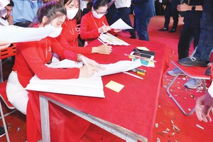 Quang cảnh nhộn nhịp tại một buổi mở bán