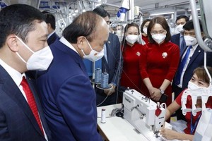 Chủ tịch nước Nguyễn Xuân Phúc thăm và động viên công nhân tại Tổng công ty May 10 (Ảnh VOV).