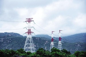 Đầu tư hệ thống hạ tầng truyền tải để bắt kịp tiến độ xây dựng các nhà máy điện mới là thách thức lớn đối với ngành điện.