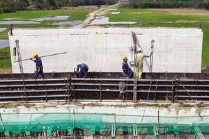 Nhiều dự án đầu tư công đang được đốc thúc đẩy nhanh tiến độ xây dựng. Ảnh: Đức Thanh