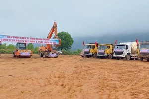 Các nhà thầu chuẩn bị máy móc, phương tiện thi công dự án. Ảnh: Hữu Việt.