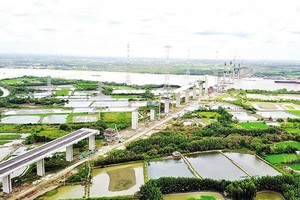 Gói thầu J3 xây dựng cầu Bình Khánh bị dừng tiến độ do thiếu vốn từ đầu năm 2020 đến nay. Ảnh: A.M