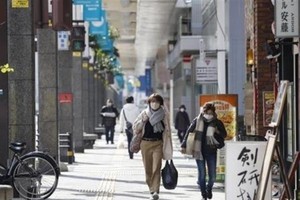 Người dân đeo khẩu trang phòng lây nhiễm Covid-19 tại Iwakuni, Nhật Bản. (Ảnh: Kyodo)