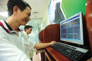 Nền kinh tế tăng trưởng trở lại sẽ tác động tích cực lên tín dụng và cổ phiếu ngân hàng được hưởng lợi. Ảnh: Dũng Minh