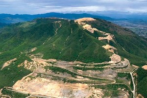 Núi Chín Khúc bị cày xới làm dự án.