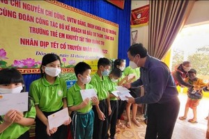 Đoàn công tác của Bộ Kế hoạch và Đầu tư trao học bổng cho học sinh của tỉnh Quảng Trị