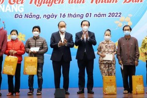 Chủ tịch nước Nguyễn Xuân Phúc (thứ 4 từ trái qua) trao quà Tết tại Đà Nẵng