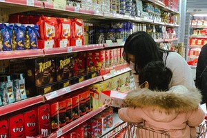 Hà Nội: Sôi động thị trường đồ uống, bánh kẹo Tết