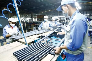 là thời điểm doanh nghiệp cần sự vào cuộc của các bộ, ngành để an tâm sản xuất, kinh doanh. Trong ảnh: Sản xuất đồ gỗ tại nhà máy Woodland. Ảnh: Đức Thanh