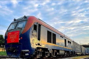 Đoàn tàu chở container từ Hà Nội sang Châu Âu qua Trùng Khánh - Trung Quốc.