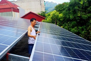 Một hộ dân ở Hòa Bình lắp điện mặt trời mái nhà