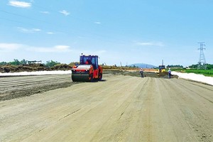 Thi công Dự án Xây dựng một số đoạn cao tốc Bắc - Nam phía Đông giai đoạn 2017 - 2020, đoạn Mai Sơn - Quốc lộ 45. Ảnh: A.M