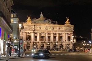 Nửa đêm, trước cửa Opera Paris vẫn đông người