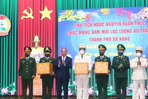 Chủ tịch nước Nguyễn Xuân Phúc chúc tết lực lượng vũ trang TP Đà Nẵng