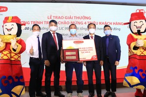 Ông Nguyễn Phi Long (giữa), Khách hàng thứ 4 triệu của Dai-ichi Life Việt Nam, nhận giải Kim cương – 10 lượng Vàng SJC999.9 của Chương trình tri ân Chào mừng 4 triệu Khách hàng.