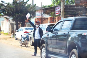 Môi giới mời gọi khách hàng ngay trên phố. Ảnh: Trọng Tín