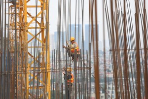Nhiều nhà thầu xây dựng thua lỗ do giá nguyên vật liệu tăng phi mã, đặc biệt là giá thép. Ảnh: Dũng Minh