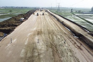 Thi công tuyến cao tốc Bắc - Nam đoạn Mai Sơn - Quốc lộ 45.