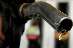 Giá dầu thế giới khoan thủng mốc 130 USD/thùng sau thông tin Mỹ và các đồng minh đang xem xét áp lệnh cấm nhập khẩu dầu mỏ và các sản phẩm năng lượng từ Nga. Ảnh: AFP