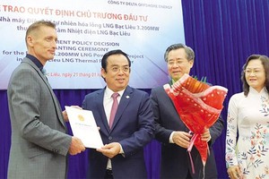 Lễ trao quyết định chủ trương đầu tư Dự án Điện khí LNG Bạc Liêu.