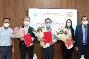 Lãnh đạo tỉnh Long An trao giấy chứng nhận đăng ký đầu tư cho các doanh nghiệp đầu tư vào khu công nghiệp của tỉnh trong tháng 11 năm 2021