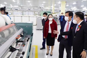Chủ tịch UBDN tỉnh Nguyễn Văn Phương (thứ 2 từ phải sang) kiểm tra và trao đổi với một doanh nghiệp dệt may trên địa bàn