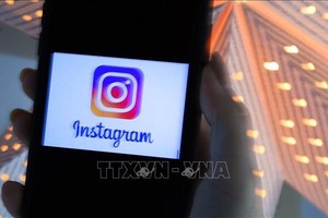  Ứng dụng Instagram được cài trên màn hình điện thoại. Ảnh: AFP/TTXVN