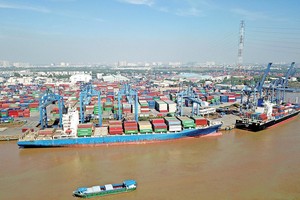 Nếu thu phí cảng biển, doanh nghiệp sẽ càng khó khăn hơn. Ảnh: Lê Toàn