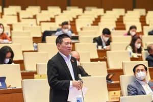 Bộ trưởng Bộ Tài chính Hồ Đức Phớc tham gia trả lời chất vấn.