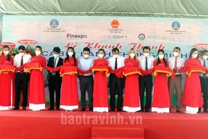 Đại biểu cắt băng khánh thành công trình Kho lạnh thông minh đầu tiên của vùng ĐBSCL