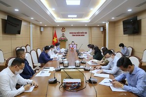 Bà Nguyễn Thị Hạnh, Phó Chủ tịch UBND tỉnh Quảng Ninh kiểm tra công tác chuẩn bị tổ chức sự kiện.