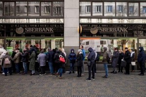 Khách hàng tập trung bên ngoài một chi nhánh của Sberbank (một ngân hàng thuộc sở hữu nhà nước Nga) tại thủ đô Prague, Cộng hòa Czech vào ngày 25/2/2022 để rút tiền tiết kiệm và đóng tài khoản, trước khi Sberbank đóng cửa tất cả các chi nhánh tại Czech. Ảnh: AFP