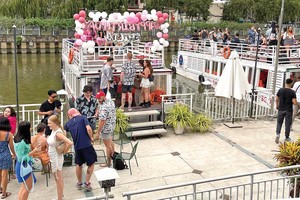 Du khách nước ngoài trong một tour du lịch kênh Nhiêu Lộc - Thị Nghè của Công ty TNHH Thuyền Sài Gòn trước khi Covid-19 bùng phát