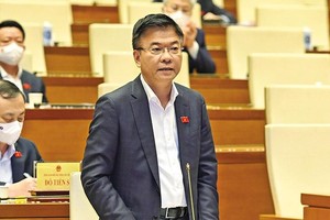 Bộ trưởng Bộ Tư pháp Nguyễn Thành Long trả lời chất vấn của Ủy ban Thường vụ Quốc hội.