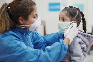 Theo các chuyên gia, tỷ lệ tử vong ở trẻ mắc Covid không cao so với người lớn, song ảnh hưởng không nhỏ và lâu dài đến thể chất, tinh thần trẻ hậu nhiễm.