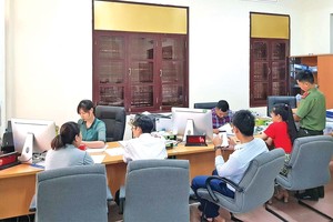 Người dân, doanh nghiệp làm thủ tục hành chính tại Sở Kế hoạch và Đầu tư tỉnh Quảng Bình