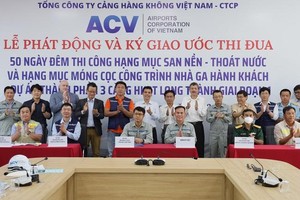 Các đơn vị ký giao ước thi đua hoàn thành Gói thầu 5.6 đúng tiến độ, chất lượng. (Ảnh: ACV).
