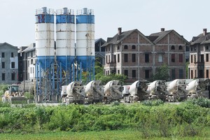 Vướng mắc pháp lý khiến dự án bị đình trệ kéo dài. Ảnh: Dũng Minh